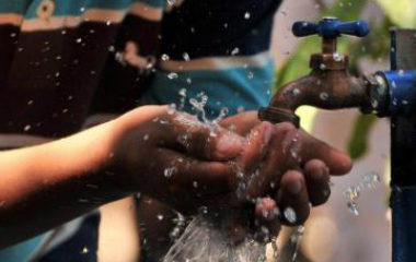 Cada 20 segundos muere un niño/a como resultado de un saneamiento insuficiente El acceso a saneamiento, una higiene adecuada y un acceso seguro al agua podrían salvar las vidas de 1,5 millones de niños cada año Cada dólar gastado en saneamiento supone un retorno de hasta 5,5 dólares por el simple hecho de mantener una [&hellip;]